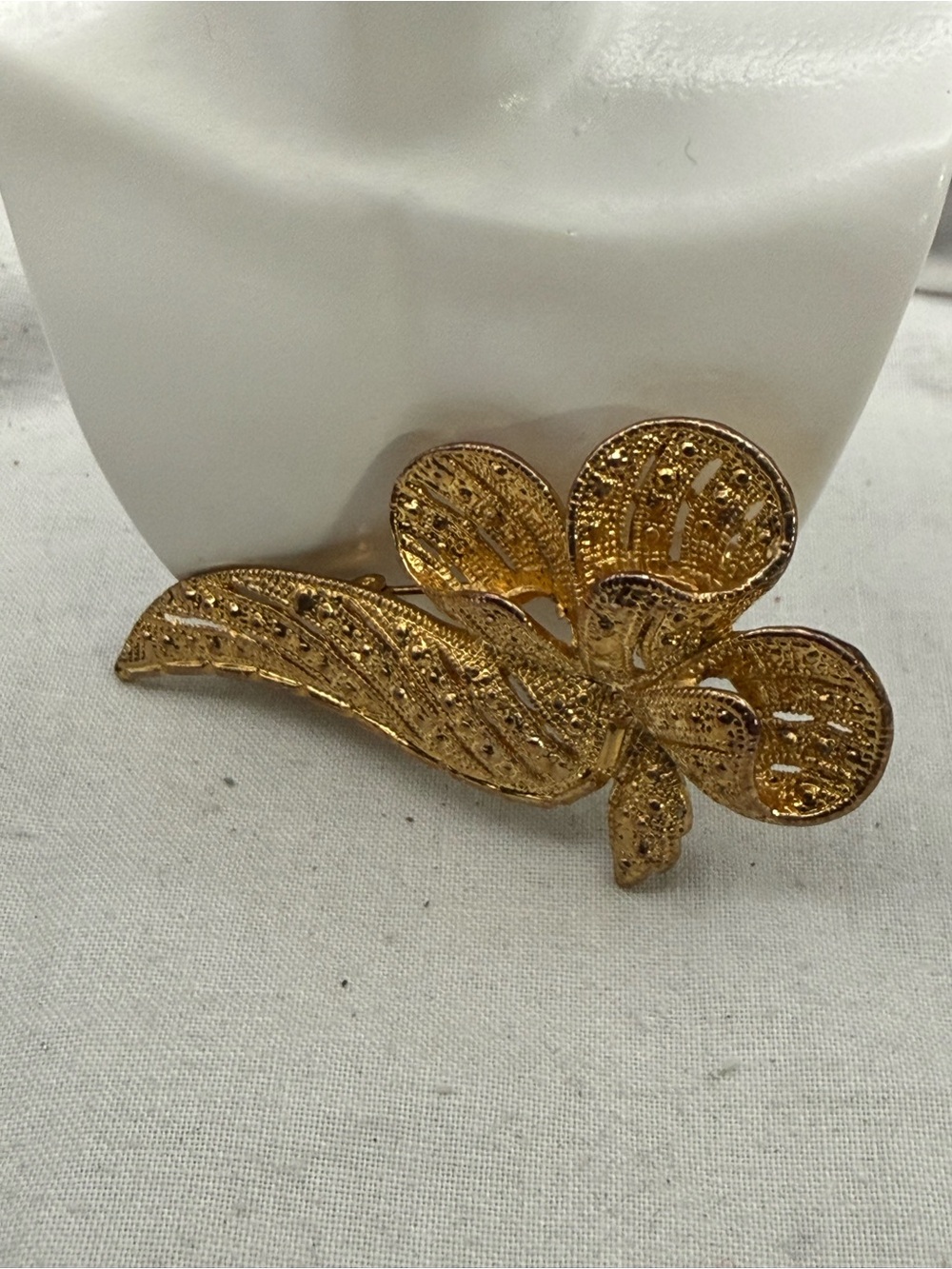Vintage Elegant Gold Tone Textured Floral and Leaf Filagree Brooch